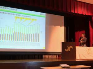 講演をされる國島高山市長