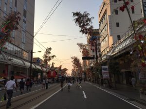 末広通りの歩行者天国で、哀愁の漂う一コマ？！