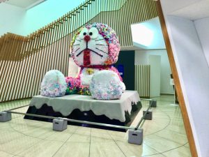 先ずはエントランスでドラえもんの巨大なぬいぐるみがお出迎え