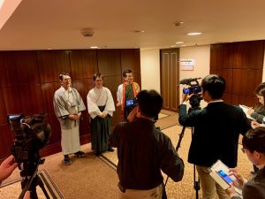 開演前の記者会見。古村勇人さんと大橋吾郎さん、新藤栄作さんらと共に