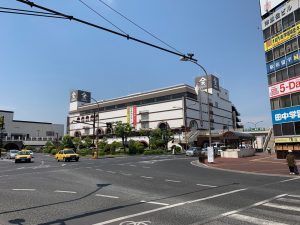 倉敷駅前の天満屋さん。駅を挟んだ向こうには巨大なアウトレットモールが・・・