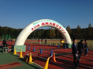 第33回の高岡万葉マラソンのスタート前の風景