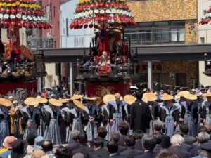 お昼の片原町交差点での勢揃い式であいさつをされる保存会会長