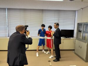 取材を受ける堀田姉弟と近藤教育長。