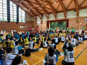 アウトドア研修会前に説明を受けるスポーツ推進委員。