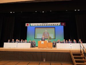 開会にあたりあいさつをされる橘慶一郎衆議院議員