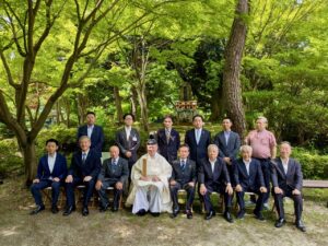 高岡古城公園中之島にて服部嘉十郞頌徳碑の前にて射水神社式年大祭奉賛会役員等と