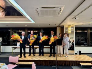 この春に退団された分団長の方々へ花束を