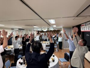 懇親会の閉会で同窓会の万歳をいただきました