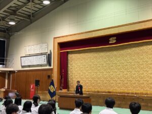 第２校歌の額の揮毫していただいた黒田昌吾さんのあいさつ