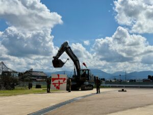 隊員による重機の書道で「守」を披露していただきました