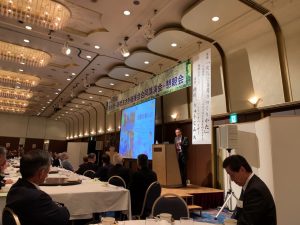 公演される西川りゅうじん氏。