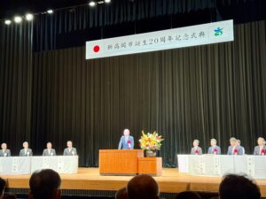 式典であいさつをされる新田富山県知事