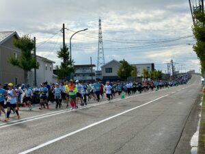 大野陸橋を越えて7キロあたりを走る選手の皆さん