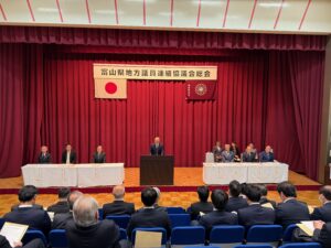 県地方議員連絡協議会の開会にあたりあいさつをされる鹿熊会長