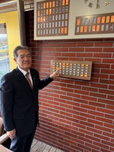 新任期の初登庁で議会棟の登庁ランプを