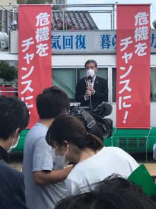 知事の事務所開きにてマイクを握らせていただき富山市議会議長の舎川さんに振る直前・・・。
