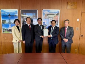 竹内副市長に定塚地区の要望を提出