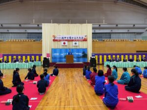 第46回越中万葉かるた大会であいさつをされる開発会長