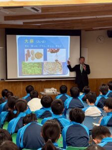 福岡小学校で薬物乱用防止教室で講義中の様子