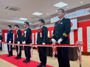 高岡市消防本部・高岡消防署の竣工式でテープカットの様子