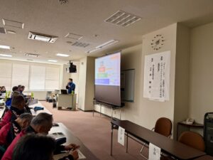 講演をされる富山福祉短期大学・泉学長。