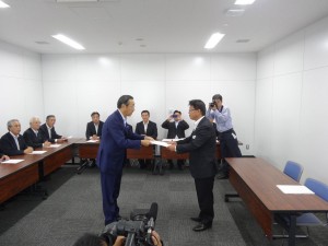 渡辺県議からＪＲ西日本金沢支社副支社長へ要望書を。
