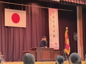 記念講演をされるOBの須藤晃さん