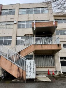 この校舎では最後の卒業式になる高陵小学校