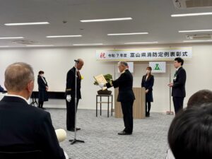 鹿熊県消防協会長から表彰を受ける島副団長