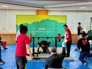 ベンチプレス競技で成功した瞬間