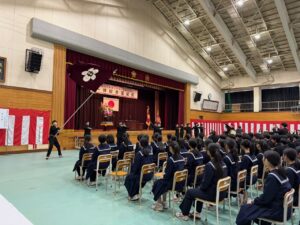 統合校舎の落成・開校式で中学生応援団のパフォーマンス