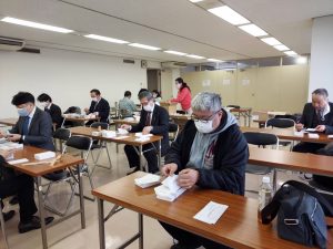 市内の全党員へのアンケート用紙の発送作業