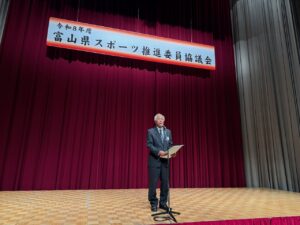 総会の後の懇親会であいさつをされる長谷会長