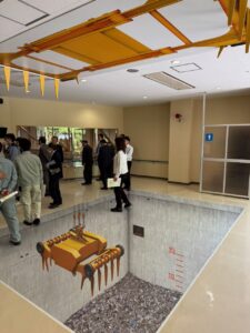 所沢市東部クリーンセンターでの床面アート。落ちそうですが・・・