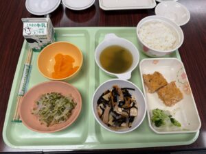 お昼に市民病院でいただいた病院食
