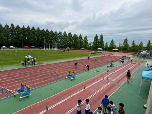 スタンドから陸上競技場のゴール付近を