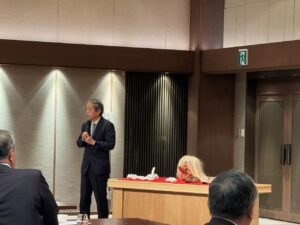 総会の後に講演をされる人間国宝の林暁さん