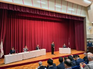 パネルディスカッション前にあいさつをされる中川県議