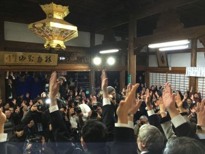 １４日。橘慶一郎氏の当選を祝う万歳！