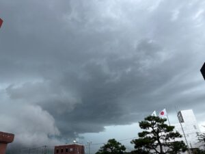 雨が降り出す前の雨雲の様子