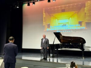 記念レセプションであいさつをされる新田知事
