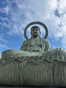 高岡大仏さまの台座に上がらせていただき真下から