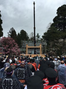 射水神社に伊勢神宮からいただいた鳥居の御用材の取り付け。