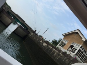 富山市富岩運河クルーズの目玉となる、中島閘門の閉門の様子。
