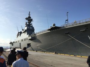 フレームに収まりきれないほどの大きさの自衛艦「いせ」